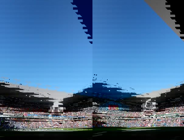 Crowd 1 Tw